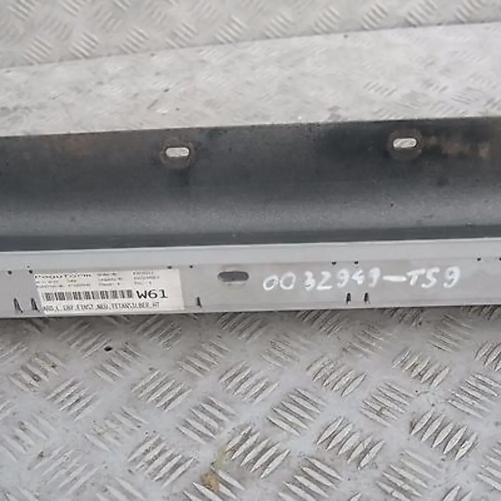 BMW E87 Sill Strip Faldón Lateral Izquierdo Titansilber Plata Metálico 354 - SKU 0032949-TS9 - Número de pieza 32949