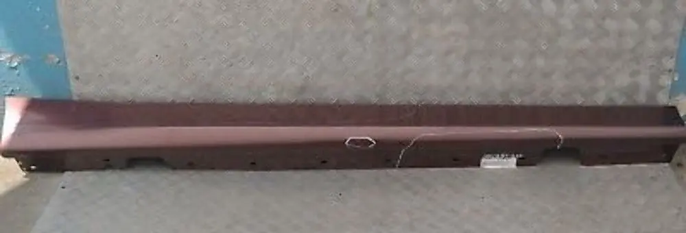 Listello Portiera Apertura Gonna Destra Barrique Rosso - A41 per BMW E90 E91 con numero di parte 32950 BMW E90 E91 Listello Portiera Apertura Gonna Destra Barrique Rosso - A41 - SKU 0032950-BAQ - Numero di parte 32950