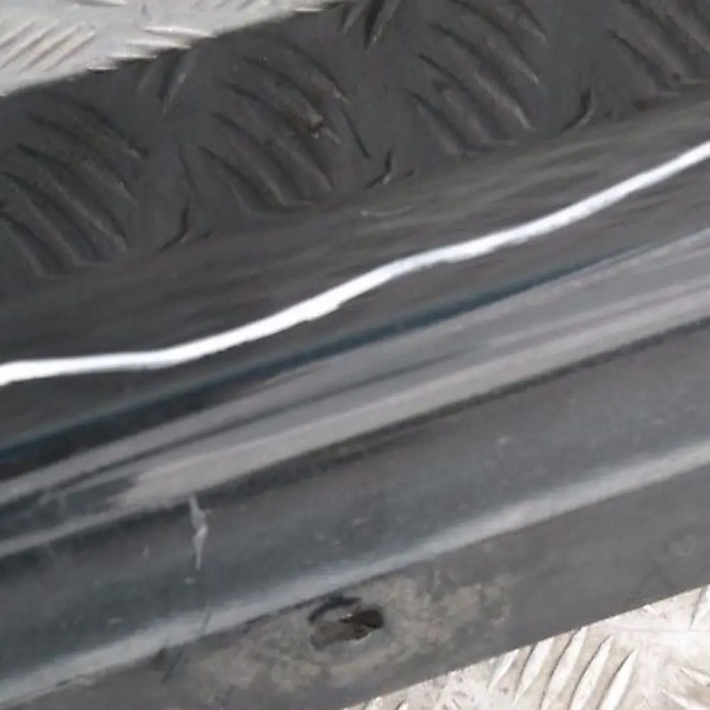 Sill Strip Faldón Lateral Derecho Negro Zafiro Metálico 475 para BMW E90 E91 con número de pieza 32950 BMW E90 E91 Sill Strip Faldón Lateral Derecho Negro Zafiro Metálico 475 - SKU 0032950-BS3 - Número de pieza 32950