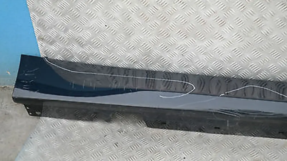 Sill Strip Faldón Lateral Derecho Carbonschwarz Metallic 416 para BMW E90 E91 con número de pieza 32950 BMW E90 E91 Sill Strip Faldón Lateral Derecho Carbonschwarz Metallic 416 - SKU 0032950-CAR - Número de pieza 32950