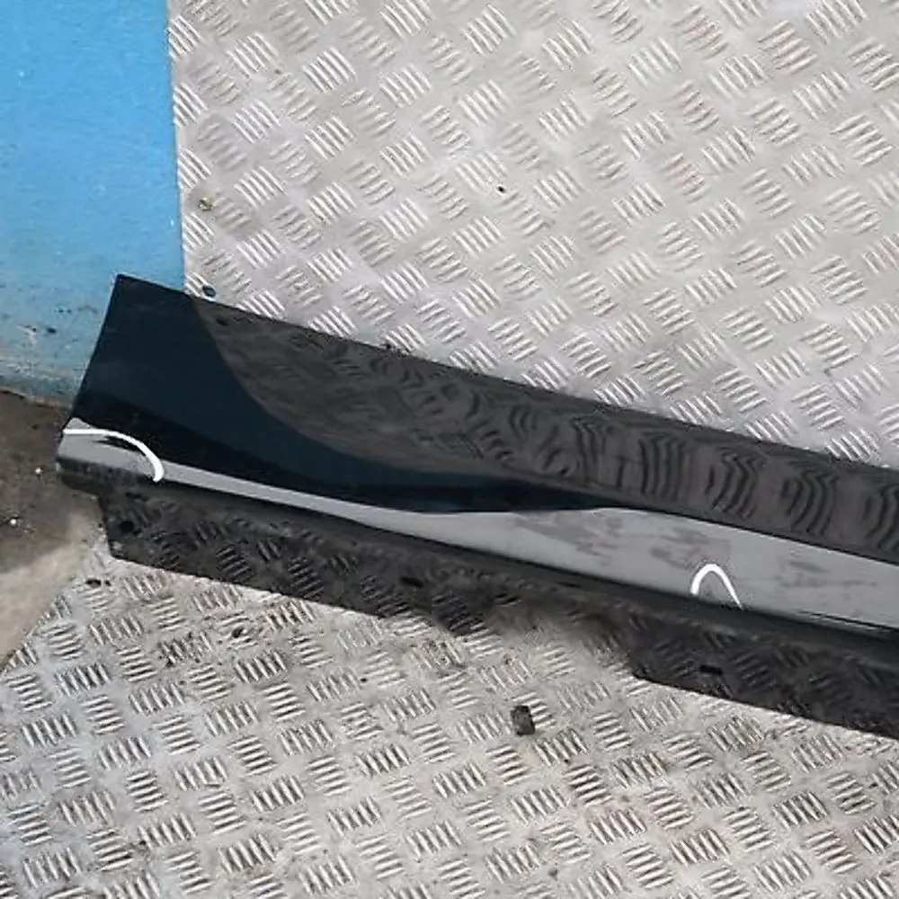 Listello Portiera Apertura Gonna Destro Nero 2 per BMW E90 E91 con numero di parte 51770032950 BMW E90 E91 Listello Portiera Apertura Gonna Destro Nero 2 - SKU 0032950-SCH1 - Numero di parte 51770032950