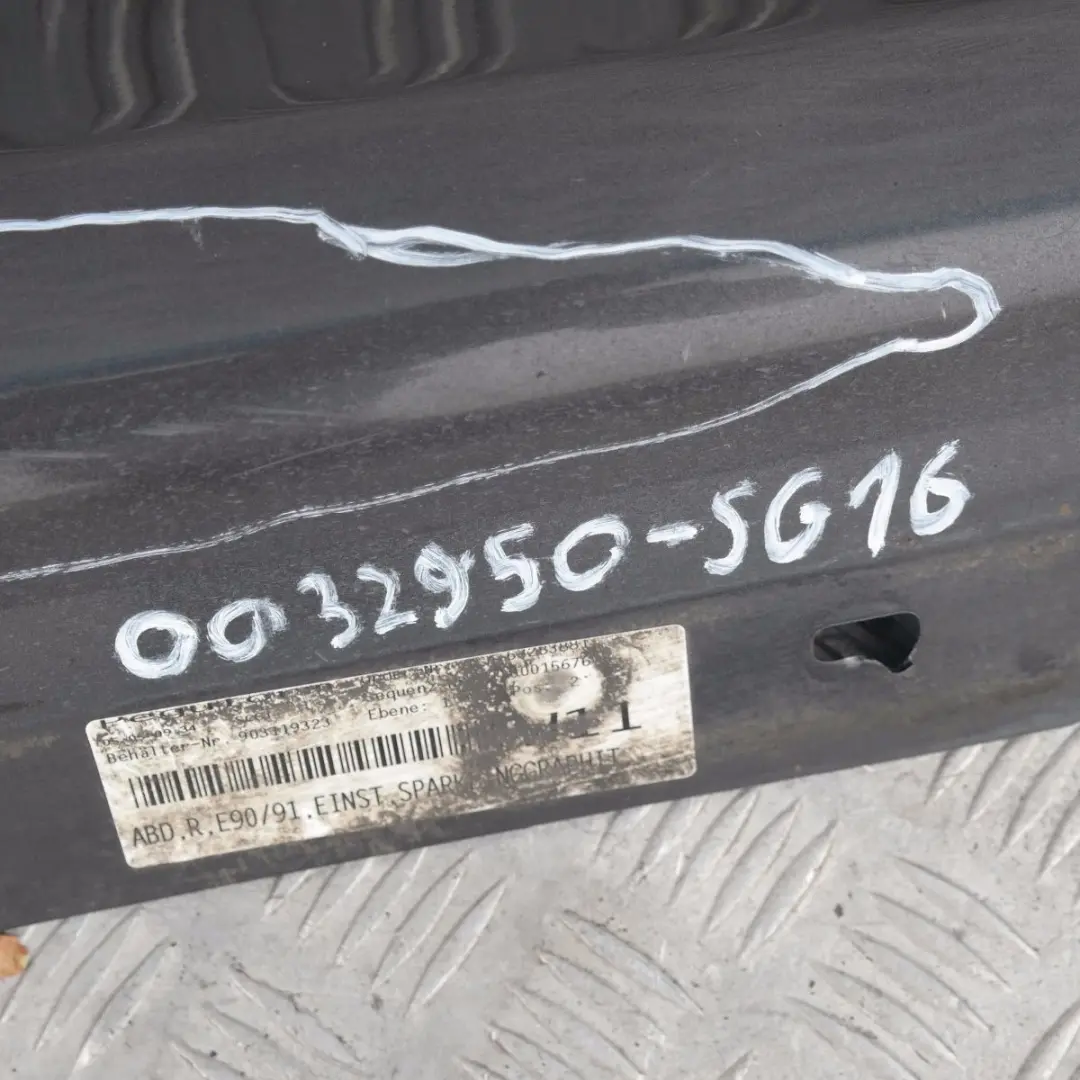 Sill Strip Faldon lateral derecho Sparkling Graphite Metallic para BMW E90 E91 con número de pieza 32950 BMW E90 E91 Sill Strip Faldon lateral derecho Sparkling Graphite Metallic - SKU 0032950-SG16 - Número de pieza 32950