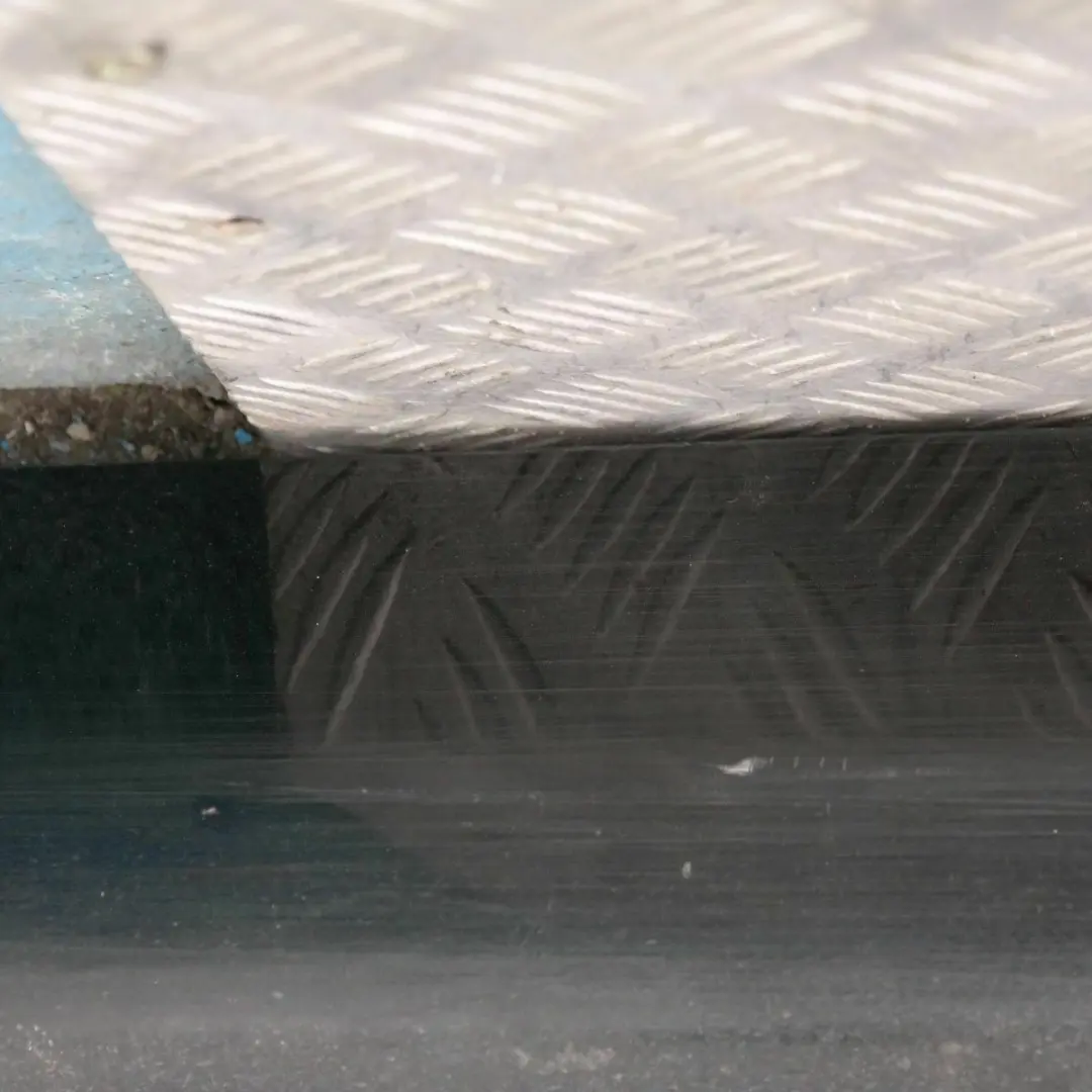 Schwellerleiste Blende Schweller links Black Sapphire Metallic für BMW 3 E90 E91 mit Teilenummer 51770032951 BMW 3 E90 E91 Schwellerleiste Blende Schweller links Black Sapphire Metallic - SKU 0032951-BS12 - Teilenummer 51770032951