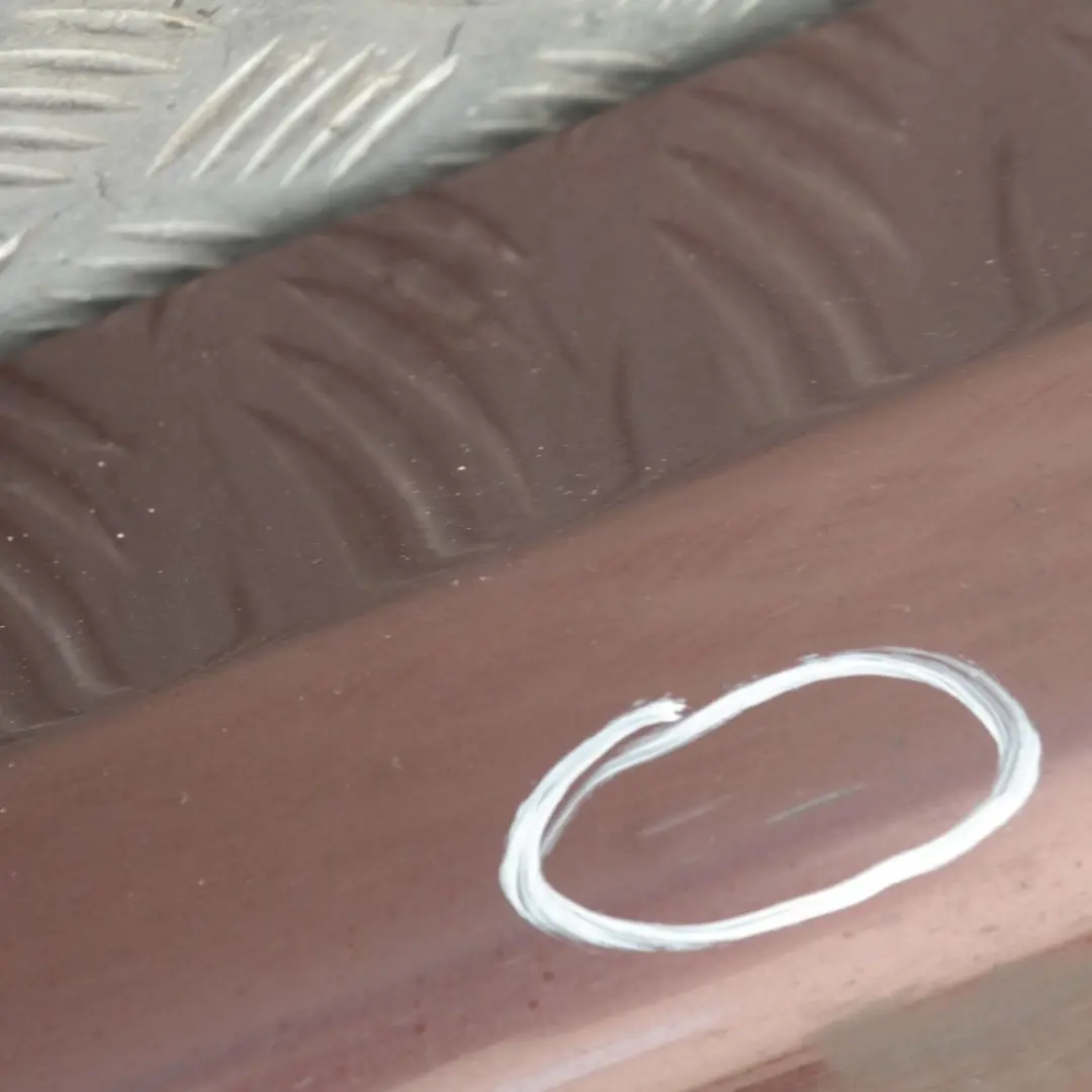 Listello Portiera Apertura Gonna SX Barrique Rosso Metallico A41 per BMW E90 E91 con numero di parte 32951 BMW E90 E91 Listello Portiera Apertura Gonna SX Barrique Rosso Metallico A41 - SKU 0032951-BAQ - Numero di parte 32951