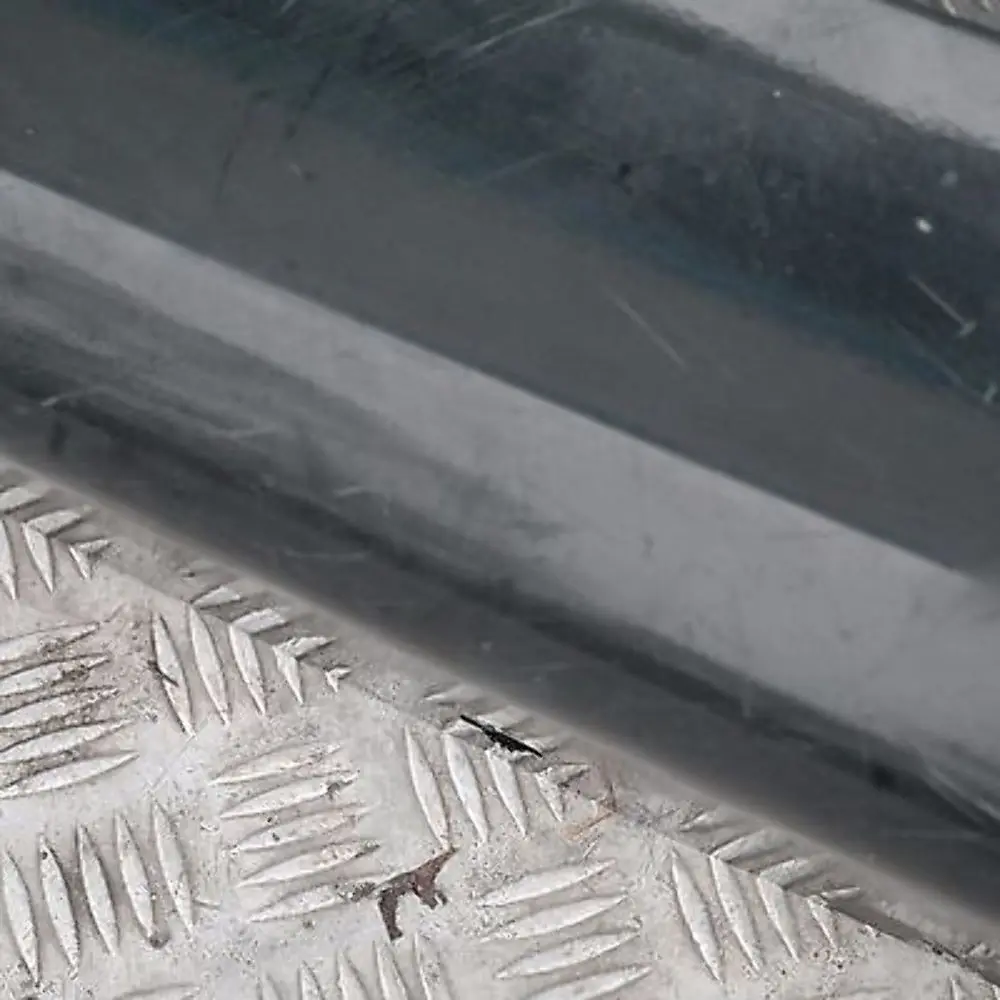 Listello Portiera Apertura Gonna SX Black Sapphire Metallica per BMW E90 E91 con numero di parte 51770032951 BMW E90 E91 Listello Portiera Apertura Gonna SX Black Sapphire Metallica - SKU 0032951-BS7 - Numero di parte 51770032951