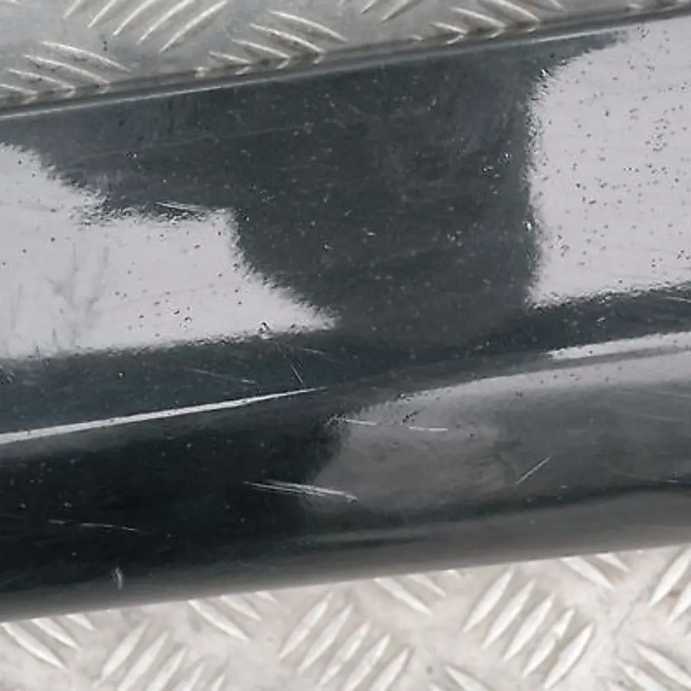 Listello Portiera Apertura Gonna SX Black Sapphire Metallica per BMW E90 E91 con numero di parte 51770032951 BMW E90 E91 Listello Portiera Apertura Gonna SX Black Sapphire Metallica - SKU 0032951-BS7 - Numero di parte 51770032951