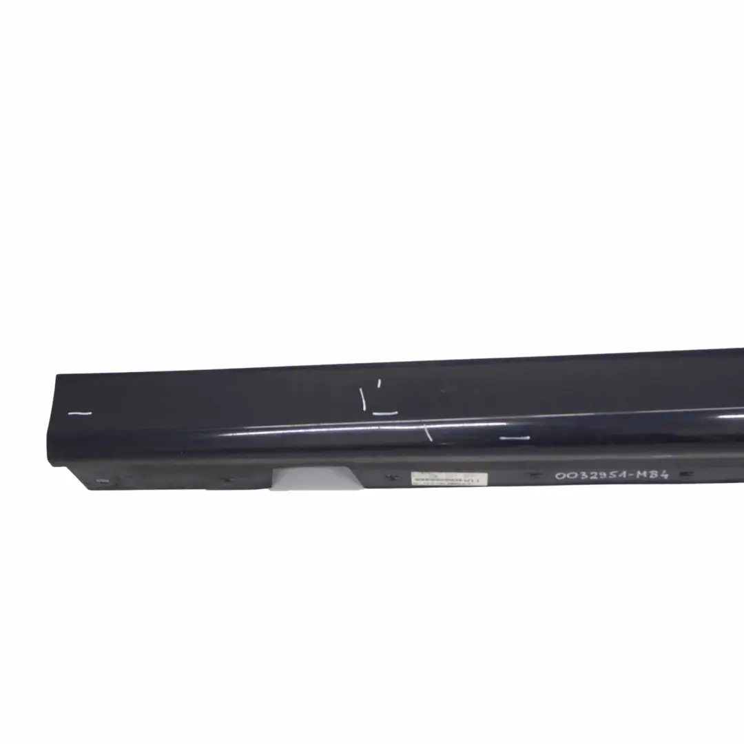 Striscia davanzale Gonna laterale sinistra Monacoblau Blu - A35 per BMW E90 E91 con numero di parte 0032951 BMW E90 E91 Striscia davanzale Gonna laterale sinistra Monacoblau Blu - A35 - SKU 0032951-MB4 - Numero di parte 0032951