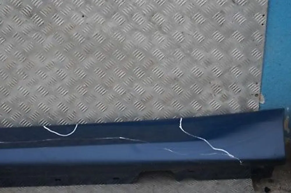 Listello Portiera Apertura Gonna SX Blu Mistico Blu Metallizzato per BMW E90 E91 con numero di parte 0032951 BMW E90 E91 Listello Portiera Apertura Gonna SX Blu Mistico Blu Metallizzato - SKU 0032951-MYS1 - Numero di parte 0032951