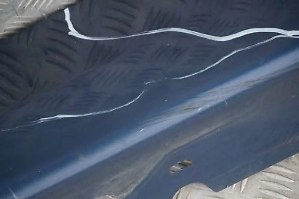 Sill strip side trim skirt left Mysticblau Blue para BMW E90 E91 con número de pieza 0032951 BMW E90 E91 Sill strip side trim skirt left Mysticblau Blue - SKU 0032951-MYS1 - Número de pieza 0032951