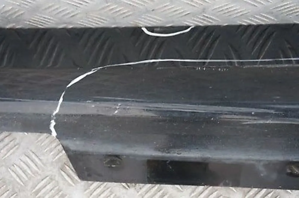 Listello Portiera Apertura Gonna SX Nero 2 per BMW E90 E91 con numero di parte 32951 BMW E90 E91 Listello Portiera Apertura Gonna SX Nero 2 - SKU 0032951-SCH7 - Numero di parte 32951