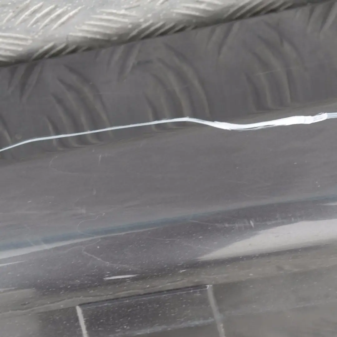 Gonna laterale Sill Strip sinistra Sparkling Graphite Metallic per BMW E90 E91 con numero di parte 32951 BMW E90 E91 Gonna laterale Sill Strip sinistra Sparkling Graphite Metallic - SKU 0032951-SG18 - Numero di parte 32951