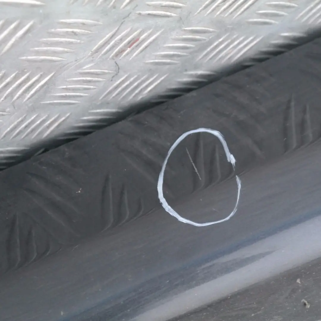 Gonna laterale Sill Strip sinistra Sparkling Graphite Metallic per BMW E90 E91 con numero di parte 32951 BMW E90 E91 Gonna laterale Sill Strip sinistra Sparkling Graphite Metallic - SKU 0032951-SG21 - Numero di parte 32951