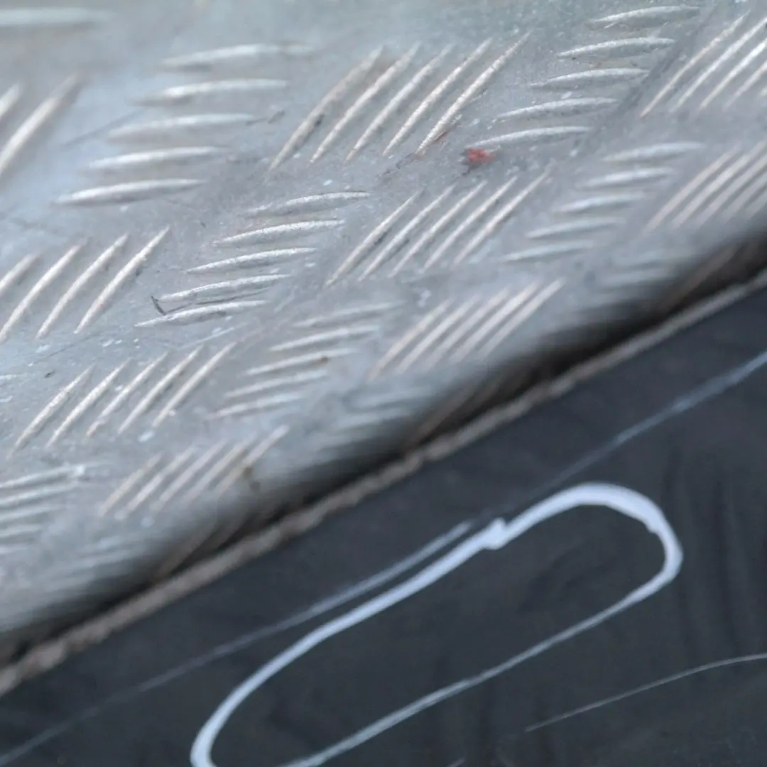 Faldón lateral izquierdo Sparkling Graphite Metallic para BMW E90 E91 con número de pieza 32951 BMW E90 E91 Faldón lateral izquierdo Sparkling Graphite Metallic - SKU 0032951-SG22 - Número de pieza 32951