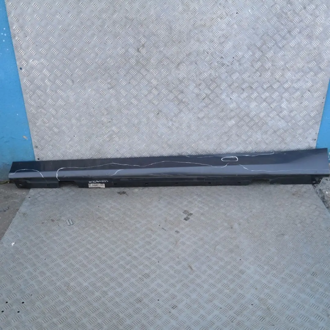 Faldón lateral izquierdo Sparkling Graphite Metallic para BMW E90 E91 con número de pieza 32951 BMW E90 E91 Faldón lateral izquierdo Sparkling Graphite Metallic - SKU 0032951-SG22 - Número de pieza 32951