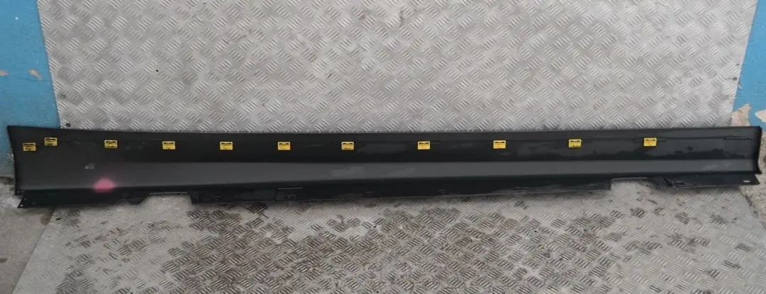 Faldón lateral izquierdo Sparkling Graphite Metallic para BMW E90 E91 con número de pieza 32951 BMW E90 E91 Faldón lateral izquierdo Sparkling Graphite Metallic - SKU 0032951-SG4 - Número de pieza 32951