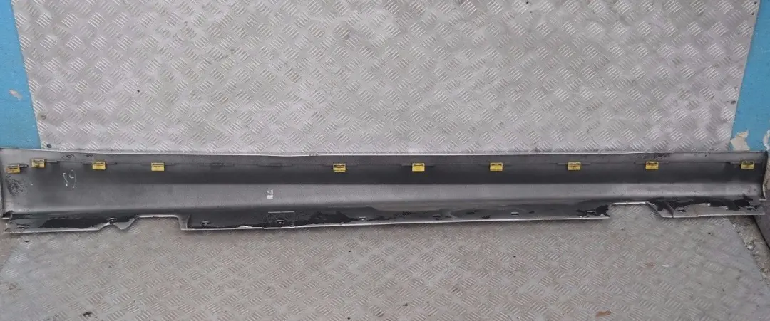 Sill Strip Faldón Lateral Izquierdo Titansilber Silver para BMW 1 E90 E91 con número de pieza 32951 BMW 1 E90 E91 Sill Strip Faldón Lateral Izquierdo Titansilber Silver - SKU 0032951-TS11 - Número de pieza 32951