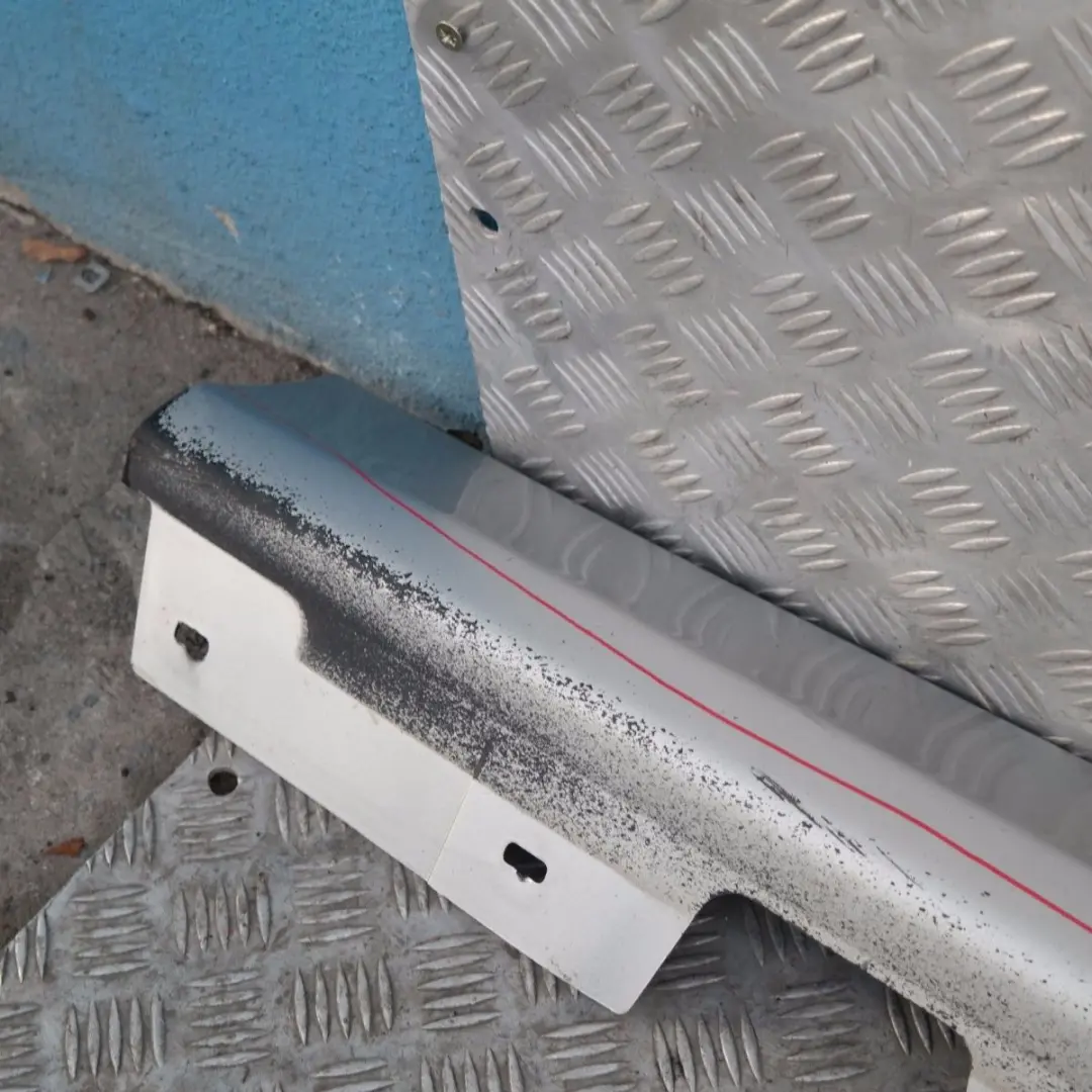Sill Strip Faldon Lateral Izquierdo Titansilber Plata Metalizado para BMW E90 E91 con número de pieza 51770032951 BMW E90 E91 Sill Strip Faldon Lateral Izquierdo Titansilber Plata Metalizado - SKU 0032951-TS2 - Número de pieza 51770032951