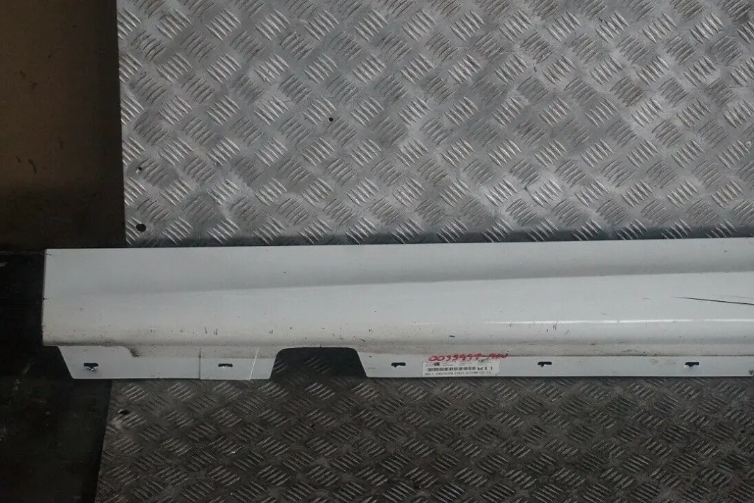 Listello Portiera Apertura Gonna SX Bianco Alpino Bianco per BMW E90 E91 M Sport con numero di parte 0033441 BMW E90 E91 M Sport Listello Portiera Apertura Gonna SX Bianco Alpino Bianco - SKU 0033441-AW - Numero di parte 0033441