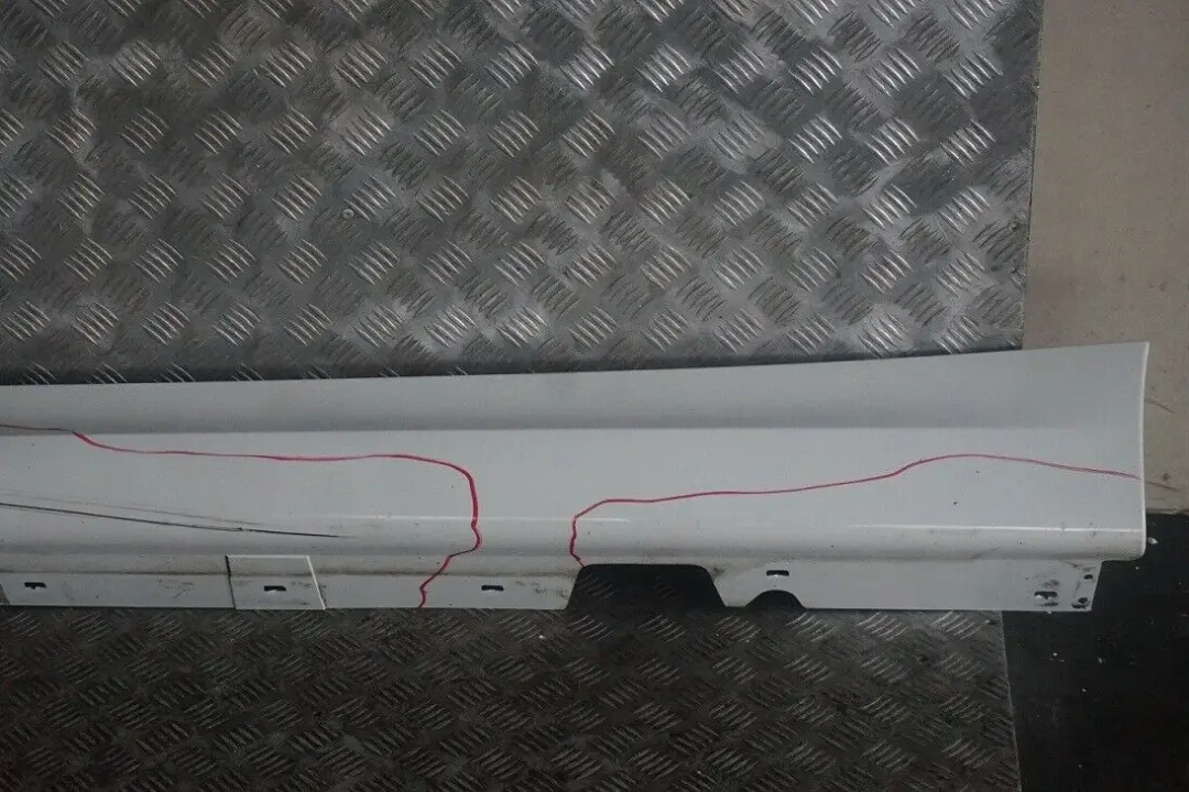Listello Portiera Apertura Gonna SX Bianco Alpino Bianco per BMW E90 E91 M Sport con numero di parte 0033441 BMW E90 E91 M Sport Listello Portiera Apertura Gonna SX Bianco Alpino Bianco - SKU 0033441-AW - Numero di parte 0033441