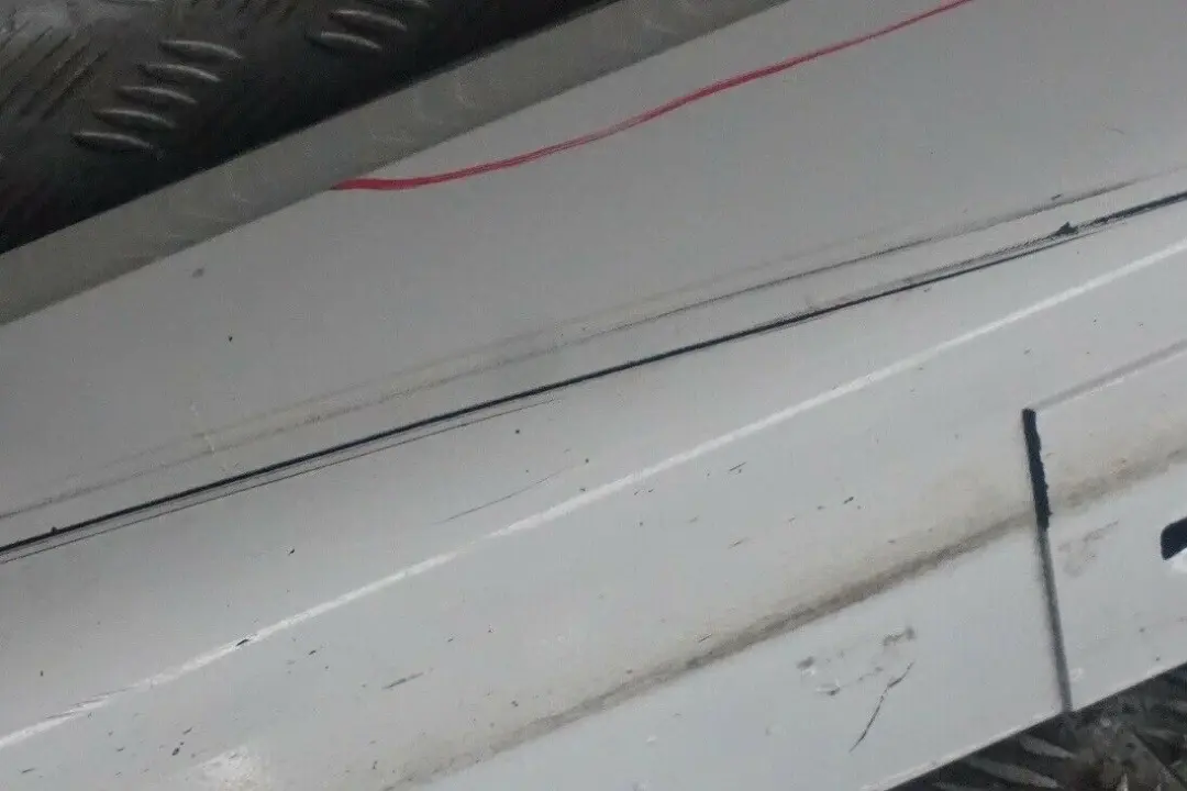 Sill Strip Faldon Lateral Izquierdo Alpinweiss Blanco para BMW E90 E91 M Sport con número de pieza 0033441 BMW E90 E91 M Sport Sill Strip Faldon Lateral Izquierdo Alpinweiss Blanco - SKU 0033441-AW - Número de pieza 0033441