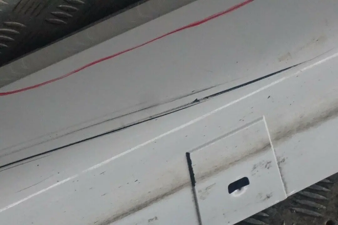 BMW E90 E91 M Sport Sill Strip Faldon Lateral Izquierdo Alpinweiss Blanco - SKU 0033441-AW - Número de pieza 0033441