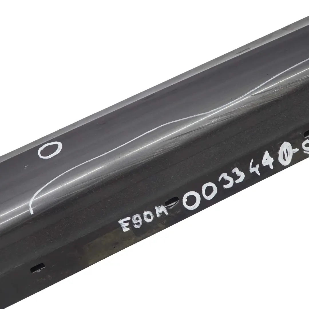 Listello Portiera Apertura Gonna SX Grafite Brillante A22 per BMW E90 E91 M Sport con numero di parte 0033441 BMW E90 E91 M Sport Listello Portiera Apertura Gonna SX Grafite Brillante A22 - SKU 0033441-SG3 - Numero di parte 0033441