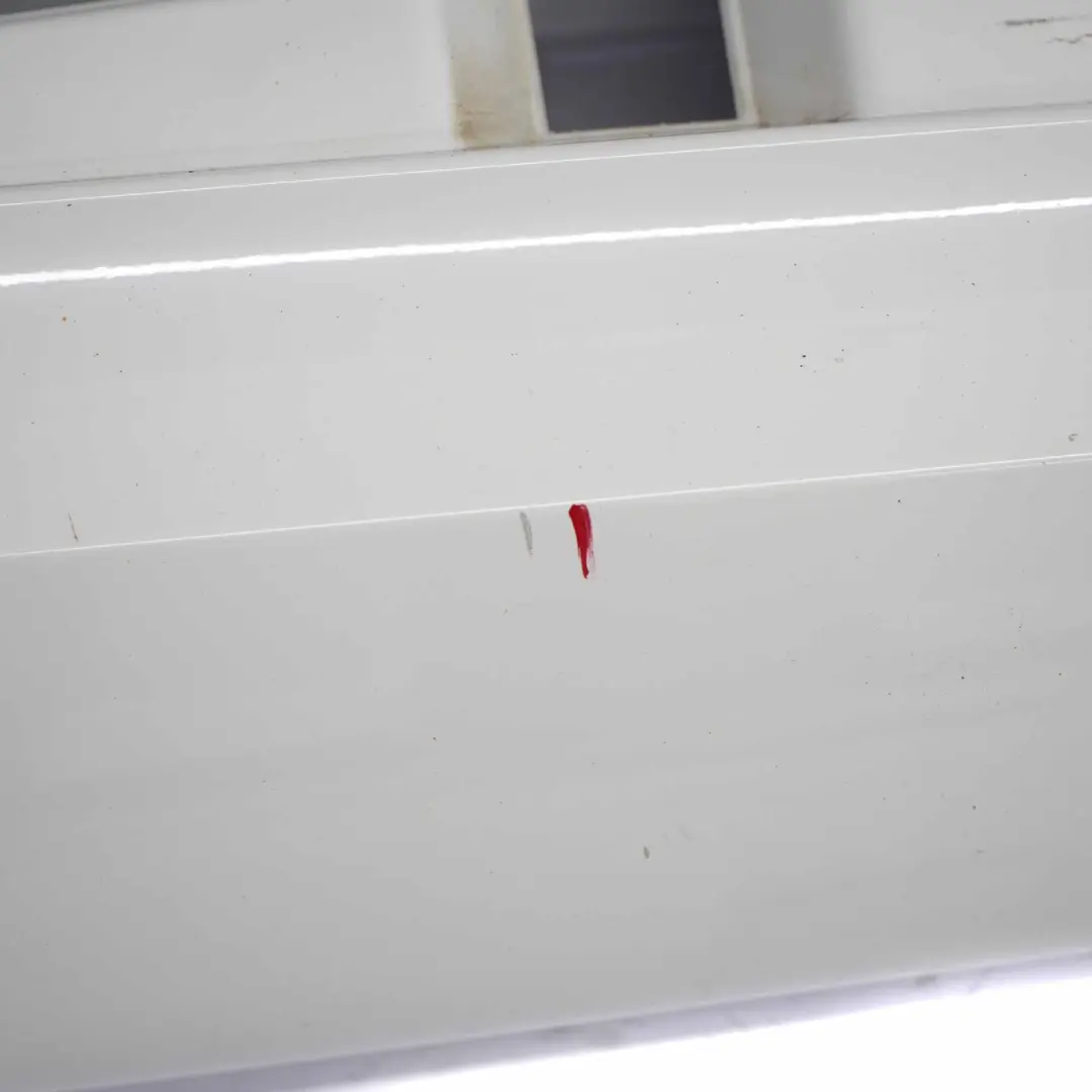 Sill Strip Faldón Lateral Derecho M Sport Alpinweiss White 300 para BMW E87 LCI con número de pieza 0033556 BMW E87 LCI Sill Strip Faldón Lateral Derecho M Sport Alpinweiss White 300 - SKU 0033556-AW1 - Número de pieza 0033556