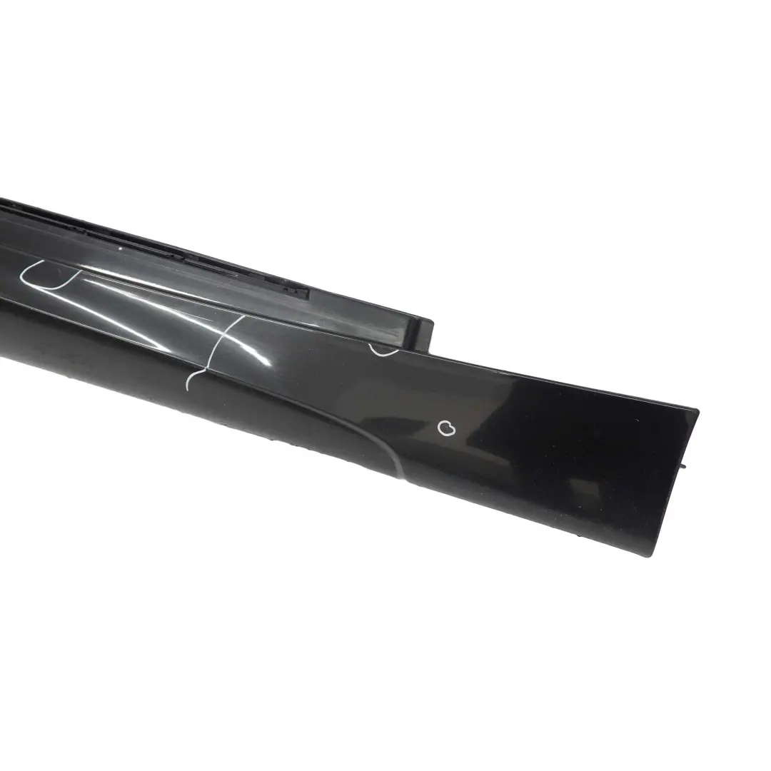 Sill Strip Faldon Lateral Derecho Negro Zafiro - 475 para BMW E87 LCI M Sport con número de pieza 0033556 BMW E87 LCI M Sport Sill Strip Faldon Lateral Derecho Negro Zafiro - 475 - SKU 0033556-BS7 - Número de pieza 0033556