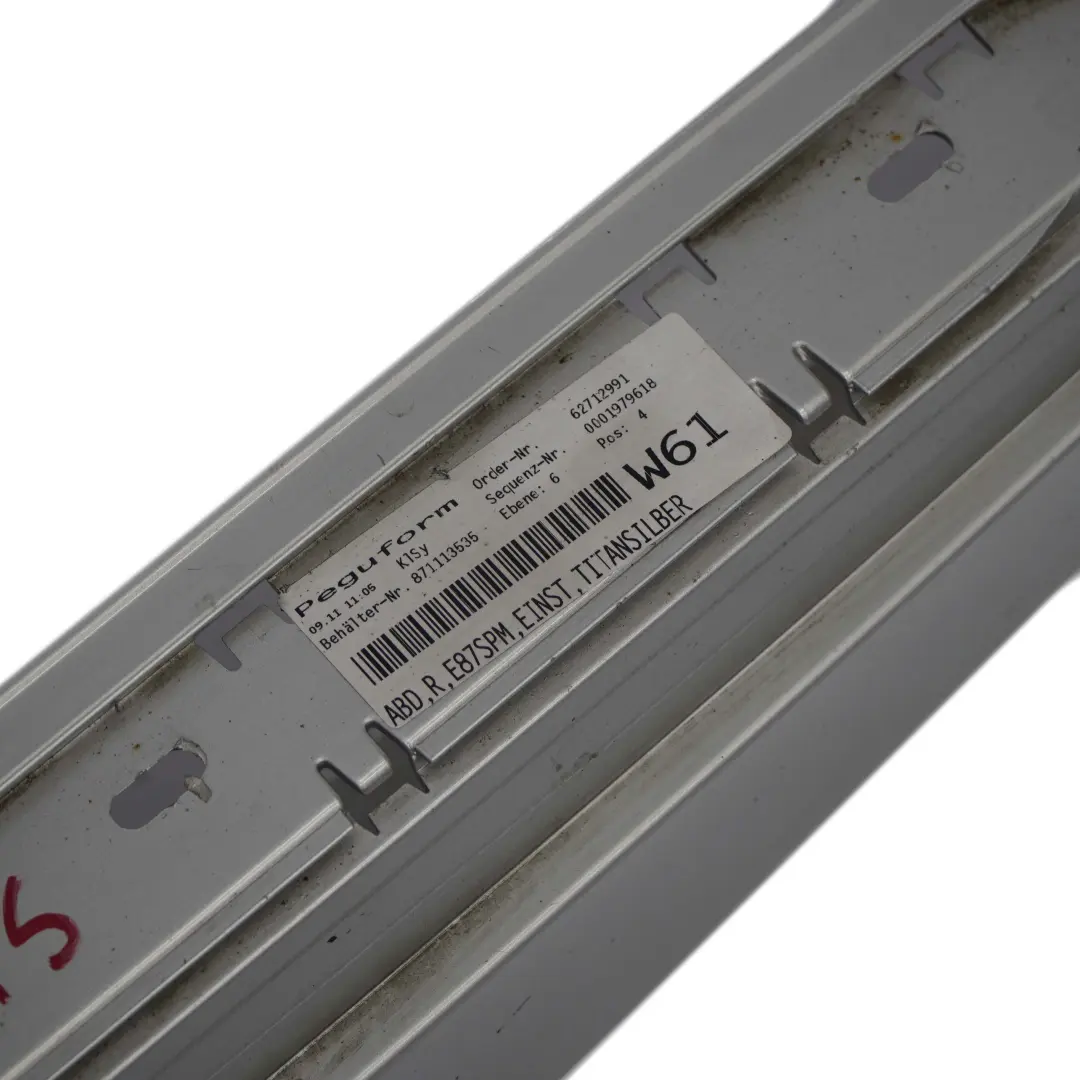 Bas de Porte Couverture Seuil Droite Argent Titane - 354 pour BMW E87 M Sport à propos du numéro de pièce 0033556 BMW E87 M Sport Bas de Porte Couverture Seuil Droite Argent Titane - 354 - SKU 0033556-TS - Numéro de pièce 0033556