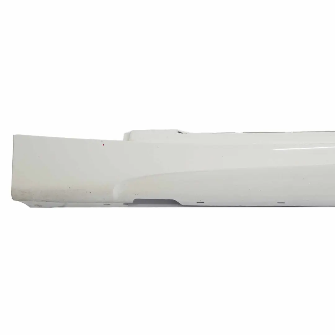 Gonna laterale M Sport Sill sinistra Alpinweiss Alpine White - 300 per BMW E87 con numero di parte 0033557 BMW E87 Gonna laterale M Sport Sill sinistra Alpinweiss Alpine White - 300 - SKU 0033557-AW - Numero di parte 0033557