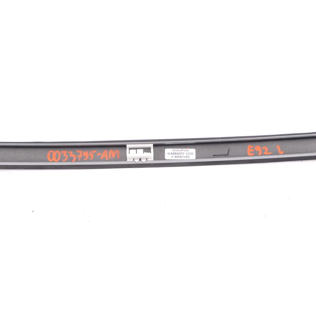 Modanatura Tetto Sinistro Rivestimento Ringhie Arctic Metallic A34 per BMW E92 con numero di parte 0033795 BMW E92 Modanatura Tetto Sinistro Rivestimento Ringhie Arctic Metallic A34 - SKU 0033795-AM - Numero di parte 0033795