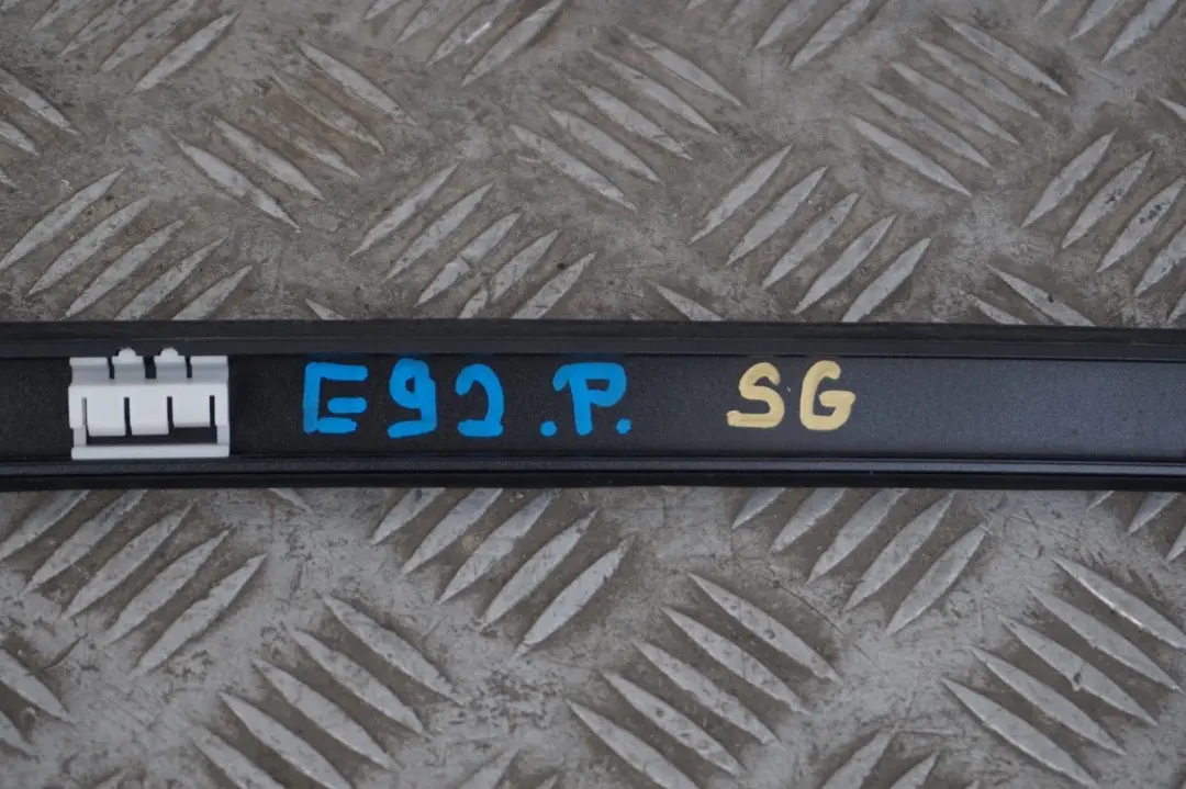 Seria 3 E92 Listwa Dachu Dachowa Osłona Owiewka Prawa Grafit do BMW o numerze 33796 BMW Seria 3 E92 Listwa Dachu Dachowa Osłona Owiewka Prawa Grafit - SKU 0033796-SG - Numer Części 33796