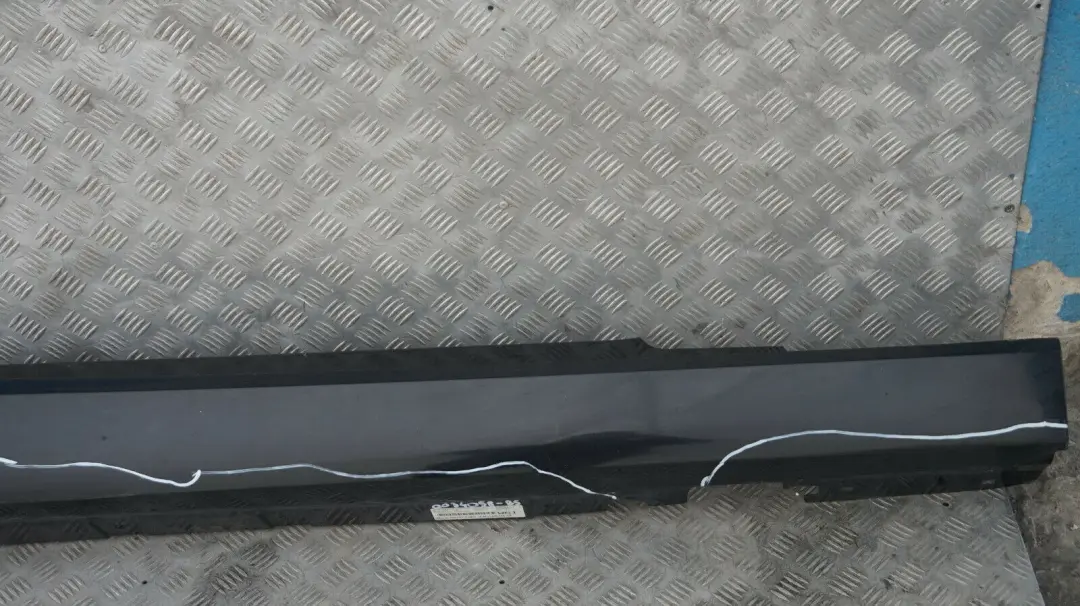 Sill Strip Faldon Lateral Derecho Zafiro Negro - 475 para BMW E92 E93 con número de pieza 0034058 BMW E92 E93 Sill Strip Faldon Lateral Derecho Zafiro Negro - 475 - SKU 0034058-BS - Número de pieza 0034058