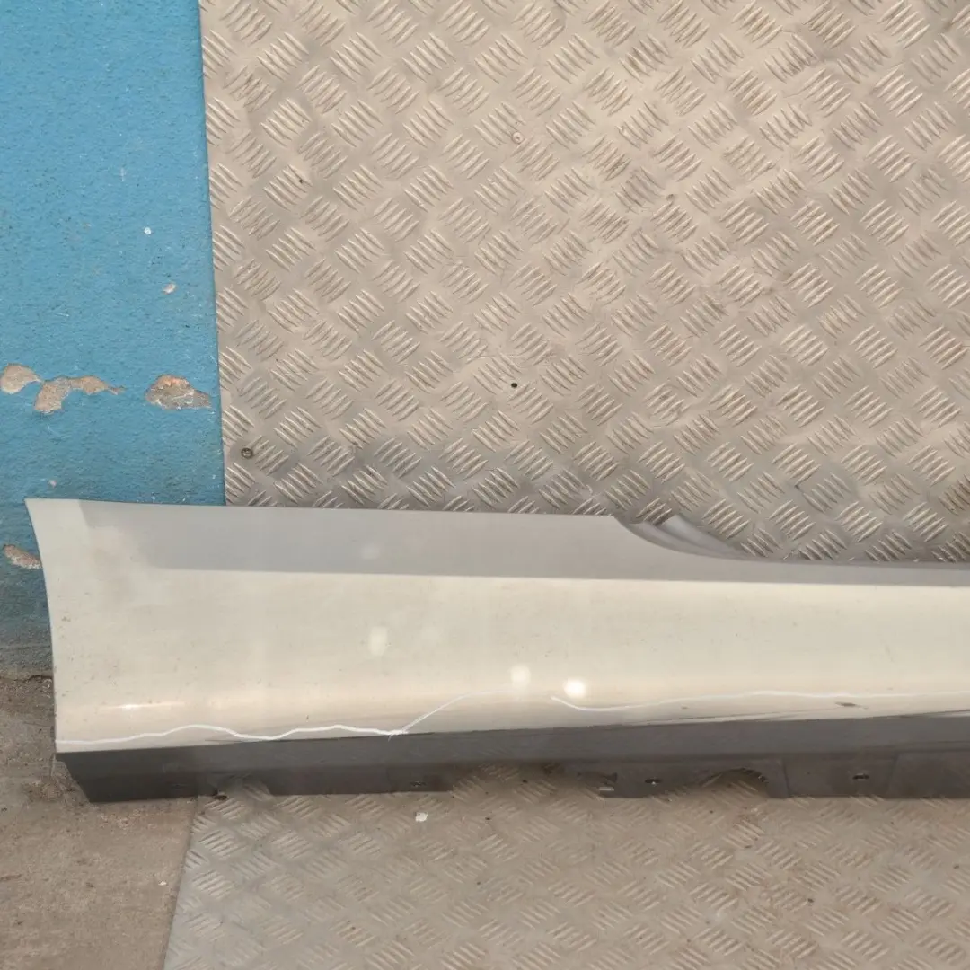 Bas de Porte Couverture Seuil Droite Arctique Metallique - A34 pour BMW E92 E93 à propos du numéro de pièce 34058 BMW E92 E93 Bas de Porte Couverture Seuil Droite Arctique Metallique - A34 - SKU 0034058-AM - Numéro de pièce 34058