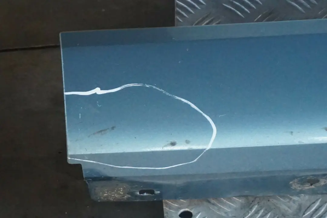 Sill Strip Side Skirt Left Atlantikblau Atlantic Blue para BMW E92 E93 con número de pieza 0034059 BMW E92 E93 Sill Strip Side Skirt Left Atlantikblau Atlantic Blue - SKU 0034059-ATL - Número de pieza 0034059