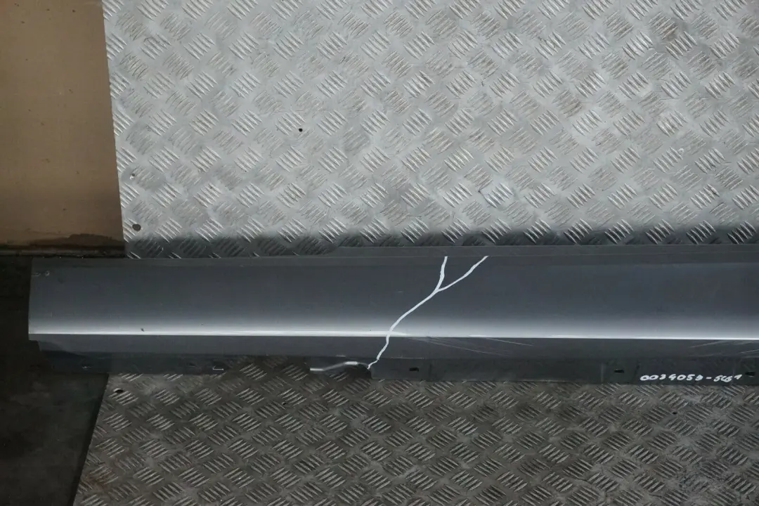 Listello Portiera Gonna SX Grigio Space Grigio Metallico A52 per BMW E92 E93 con numero di parte 0034059 BMW E92 E93 Listello Portiera Gonna SX Grigio Space Grigio Metallico A52 - SKU 0034059-SCG1 - Numero di parte 0034059
