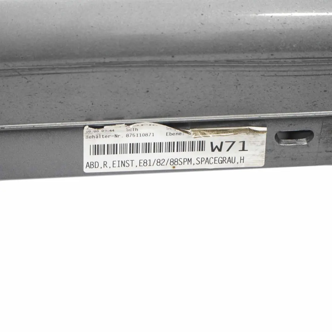 Listello Portiera Gonna Destra Grigio Space Grigio A52 per BMW E81 E82 E88 M Sport con numero di parte 0034732 BMW E81 E82 E88 M Sport Listello Portiera Gonna Destra Grigio Space Grigio A52 - SKU 0034732-SCG3 - Numero di parte 0034732