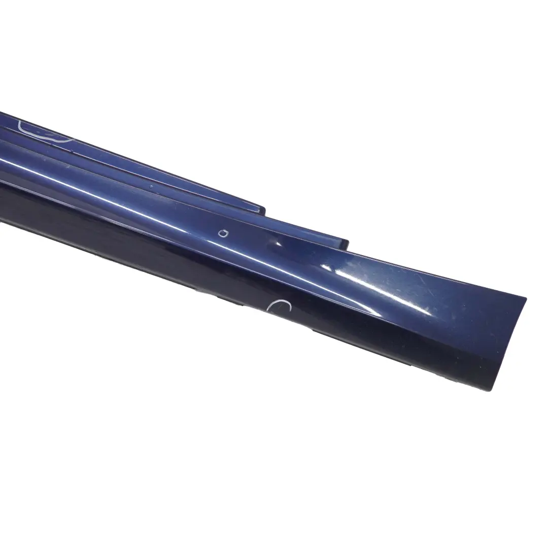Sill Strip Side Skirt Right Tiefseeblau Deep Sea Blue A76 para BMW E81 E82 E88 con número de pieza 0036142 BMW E81 E82 E88 Sill Strip Side Skirt Right Tiefseeblau Deep Sea Blue A76 - SKU 0036142-DSB - Número de pieza 0036142