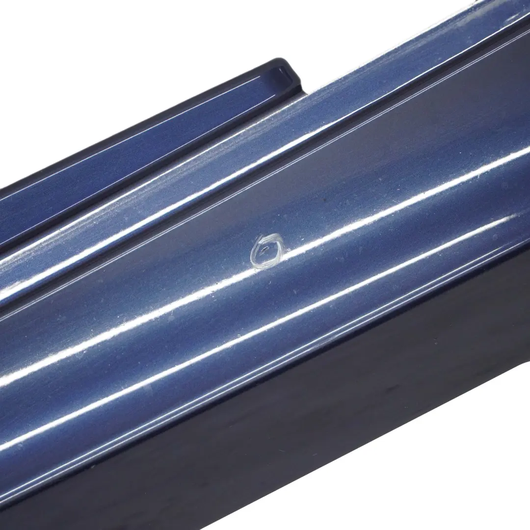 Bas de Porte Couverture Seuil Droite Bleu Fonce - A76 pour BMW E81 E82 E88 à propos du numéro de pièce 0036142 BMW E81 E82 E88 Bas de Porte Couverture Seuil Droite Bleu Fonce - A76 - SKU 0036142-DSB - Numéro de pièce 0036142