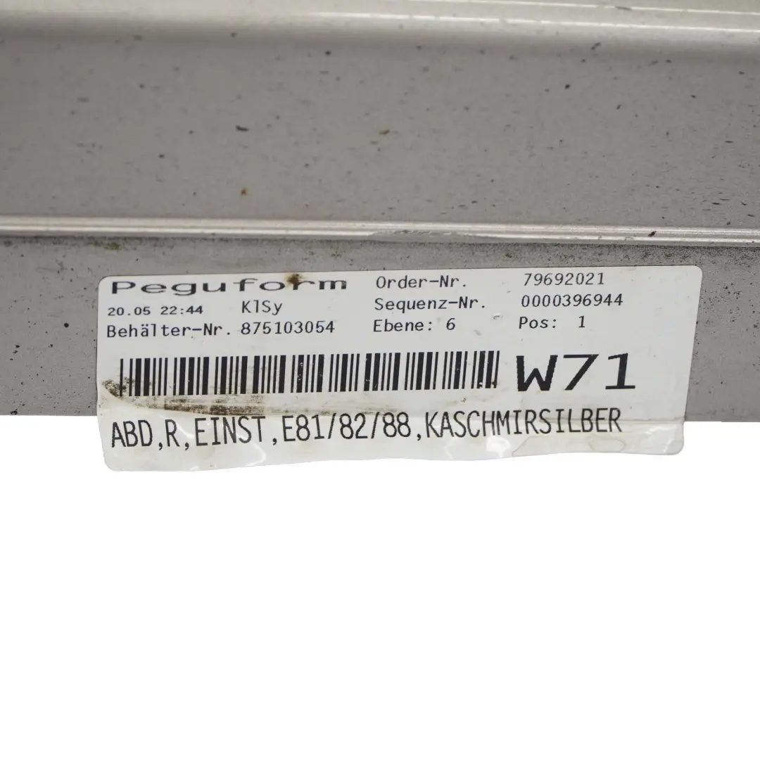 Striscia davanzale Gonna laterale destra Kaschmirsilber A72 per BMW E81 E88 con numero di parte 0036142 BMW E81 E88 Striscia davanzale Gonna laterale destra Kaschmirsilber A72 - SKU 0036142-KAS1 - Numero di parte 0036142