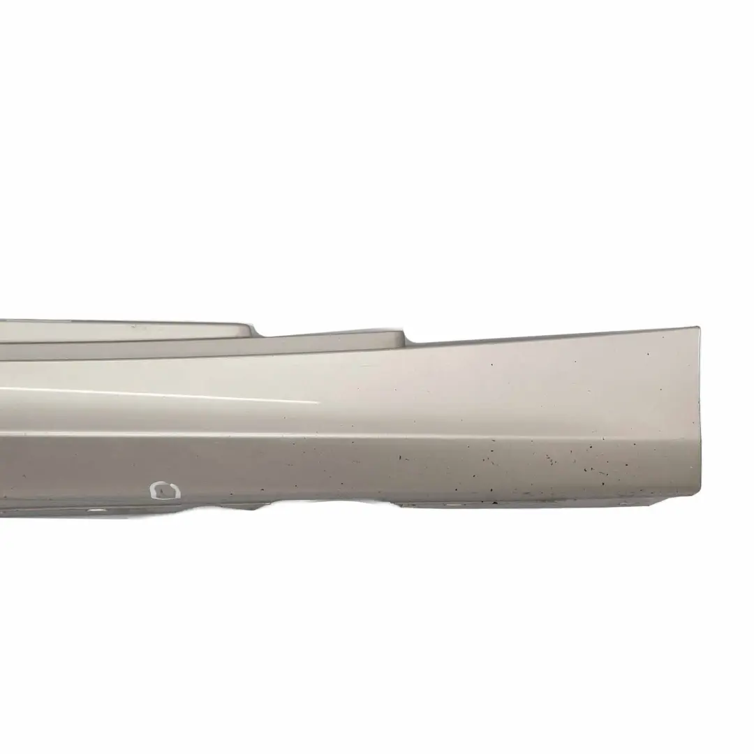 Striscia davanzale Gonna laterale destra Kaschmirsilber A72 per BMW E81 E88 con numero di parte 0036142 BMW E81 E88 Striscia davanzale Gonna laterale destra Kaschmirsilber A72 - SKU 0036142-KAS2 - Numero di parte 0036142