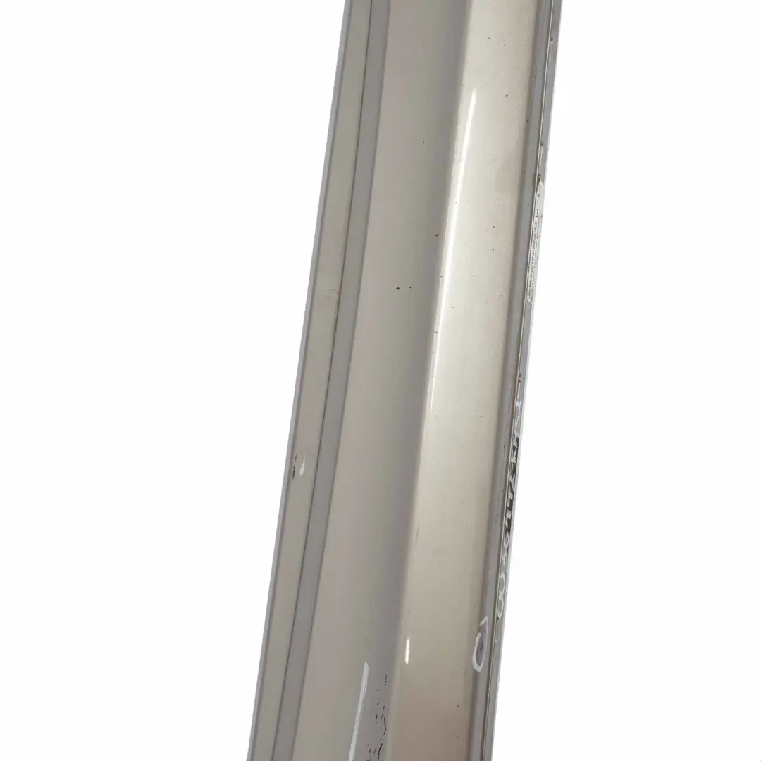 Sill Strip Faldón Lateral Derecho Kaschmirsilber Cashmere Silver A72 para BMW E81 E88 con número de pieza 0036142 BMW E81 E88 Sill Strip Faldón Lateral Derecho Kaschmirsilber Cashmere Silver A72 - SKU 0036142-KAS2 - Número de pieza 0036142