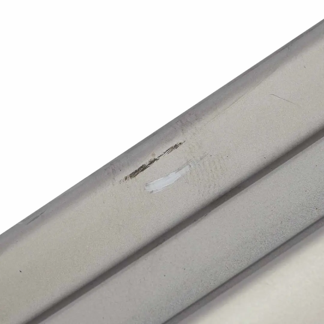 Striscia davanzale Gonna laterale destra Kaschmirsilber A72 per BMW E81 E88 con numero di parte 0036142 BMW E81 E88 Striscia davanzale Gonna laterale destra Kaschmirsilber A72 - SKU 0036142-KAS2 - Numero di parte 0036142