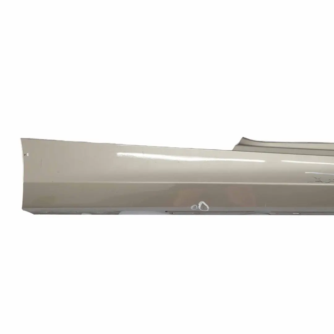 Striscia davanzale Gonna laterale destra Kaschmirsilber A72 per BMW E81 E88 con numero di parte 0036142 BMW E81 E88 Striscia davanzale Gonna laterale destra Kaschmirsilber A72 - SKU 0036142-KAS2 - Numero di parte 0036142