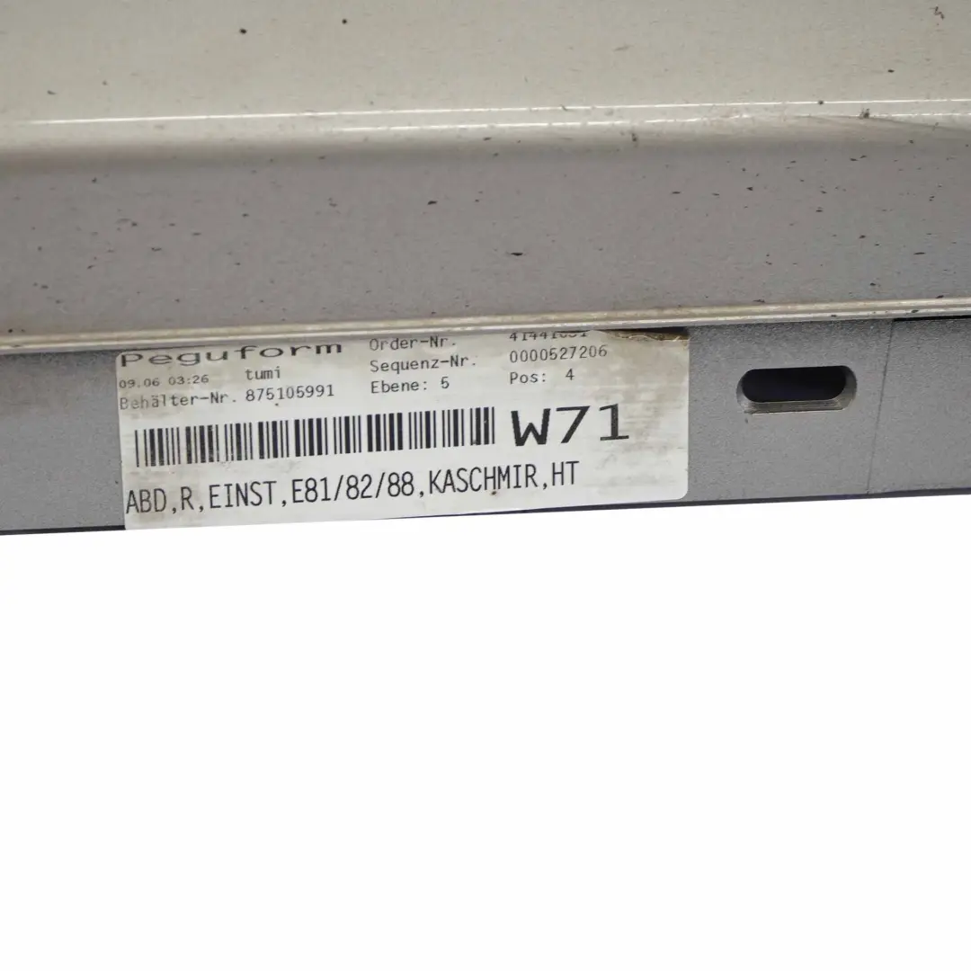 Striscia davanzale Gonna laterale destra Kaschmirsilber A72 per BMW E81 E88 con numero di parte 0036142 BMW E81 E88 Striscia davanzale Gonna laterale destra Kaschmirsilber A72 - SKU 0036142-KAS2 - Numero di parte 0036142