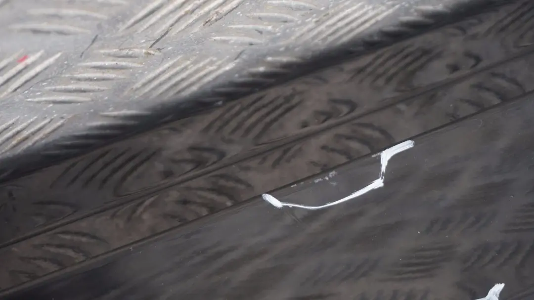 BMW E81 E82 E88 Faldón lateral derecho Schwarz 2 Negro - 668 - SKU 0036142-SCH2 - Número de pieza 36142