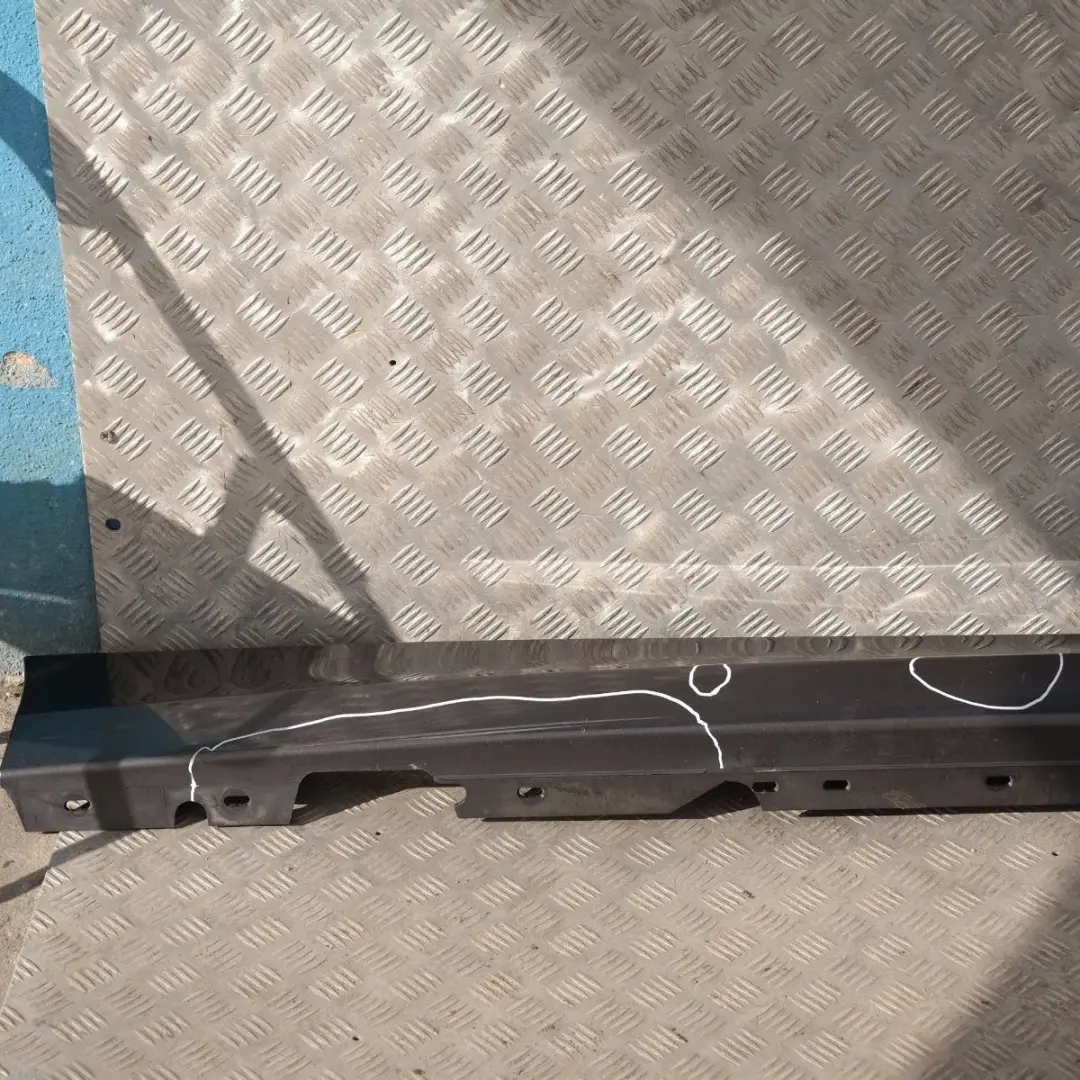 Listello Portiera Apertura Gonna Destra Frizzante per BMW E81 E82 E88 con numero di parte 51770036142 BMW E81 E82 E88 Listello Portiera Apertura Gonna Destra Frizzante - SKU 0036142-SG3 - Numero di parte 51770036142