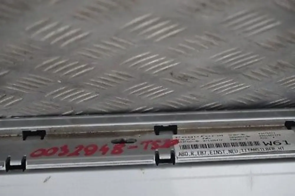Sill tira lateral falda derecha O / S Titansilber Plata para BMW 3 E81 E82 E88 con número de pieza 0036142 BMW 3 E81 E82 E88 Sill tira lateral falda derecha O / S Titansilber Plata - SKU 0036142-TS3 - Número de pieza 0036142