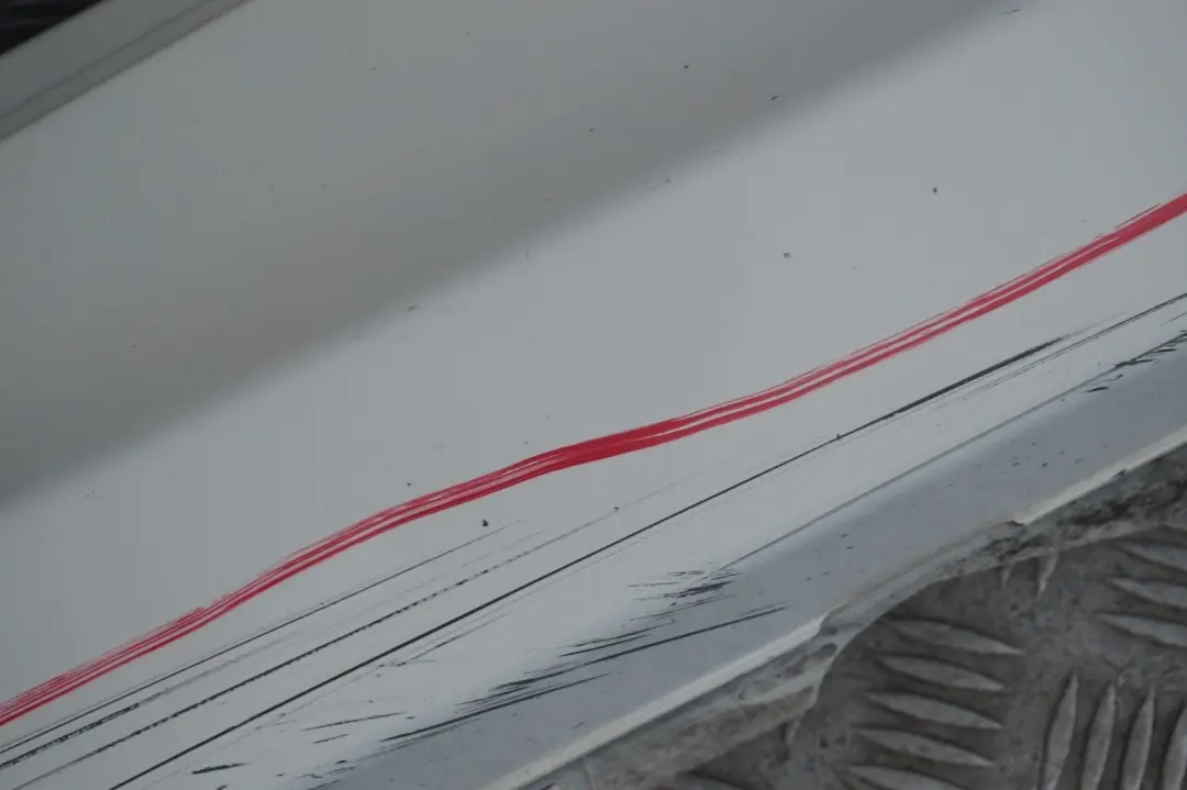 Faldón lateral izquierdo Alpinweiss Blanco para BMW E81 E82 E88 con número de pieza 0036143 BMW E81 E82 E88 Faldón lateral izquierdo Alpinweiss Blanco - SKU 0036143-AW1 - Número de pieza 0036143