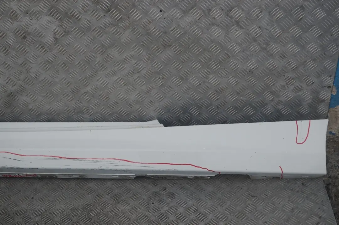 BMW E81 E82 E88 Bas de Porte Peint a Gauche Blanc des Alpes 300 - SKU 0036143-AW1 - Numéro de pièce 0036143